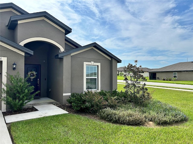 view of front facade with a front yard