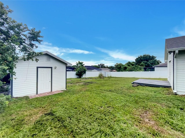 view of yard featuring an outdoor structure