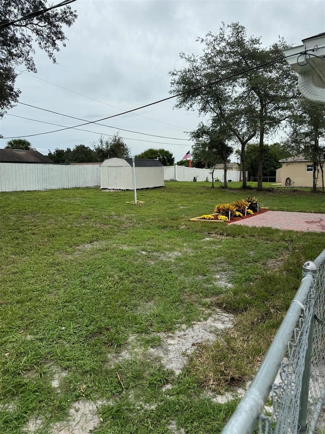 view of yard featuring a storage shed