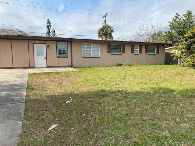 view of front of property featuring a front lawn