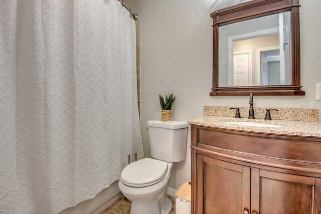 full bathroom featuring shower / bath combo with shower curtain, toilet, and vanity