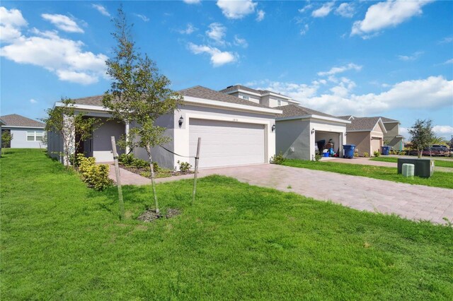 view of front facade featuring a front yard and a garage