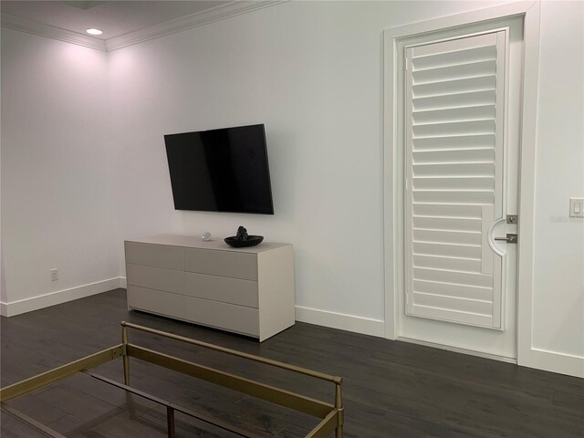 room details with wood-type flooring and ornamental molding