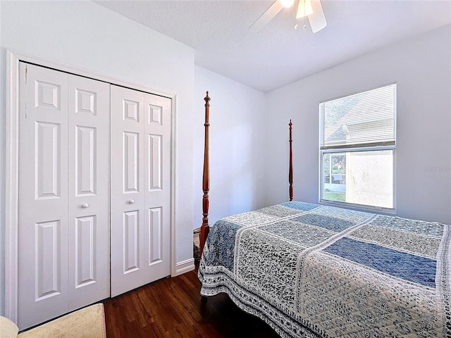 bedroom with ceiling fan, a textured ceiling, a closet, and dark wood-type flooring