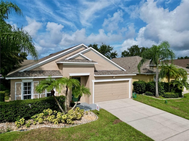 view of front of property featuring a front lawn