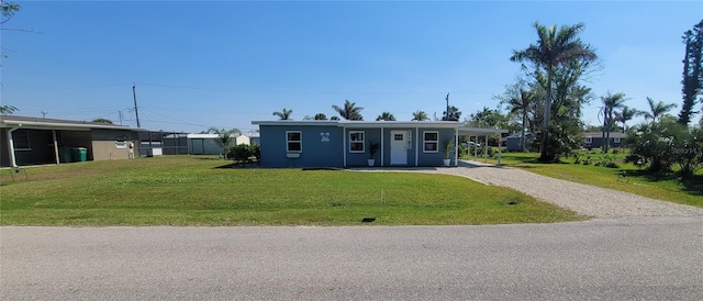 view of front of property featuring driveway and a front lawn