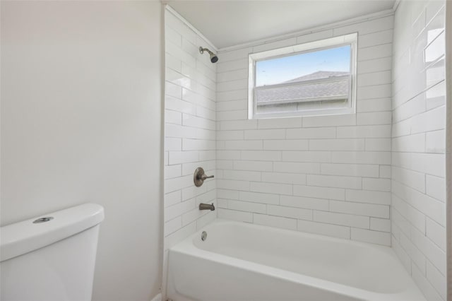 bathroom with toilet and tiled shower / bath