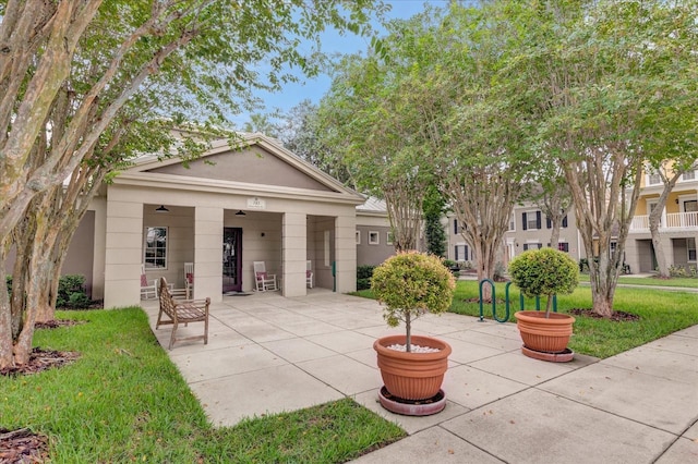 view of front of house featuring a front lawn