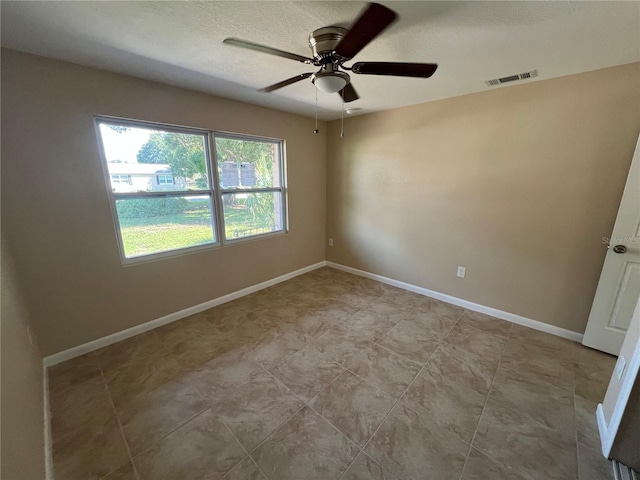 empty room featuring ceiling fan