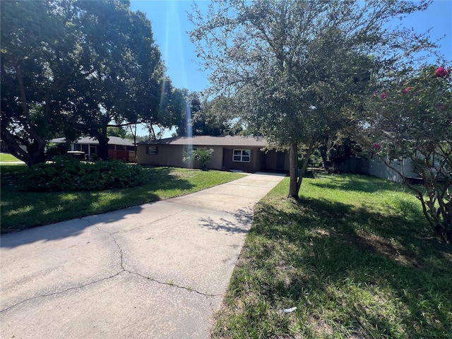 ranch-style home featuring a front lawn