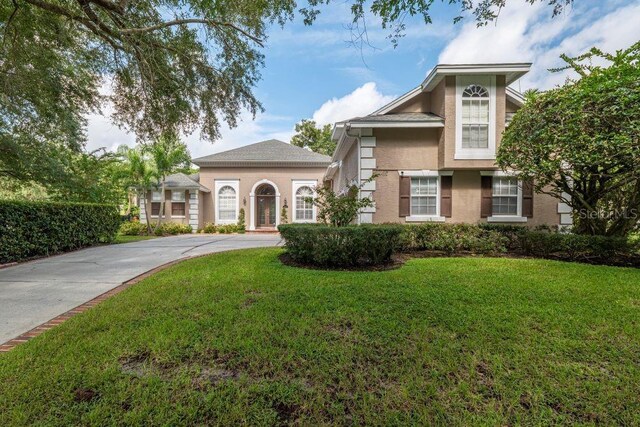 view of front of home featuring a front yard