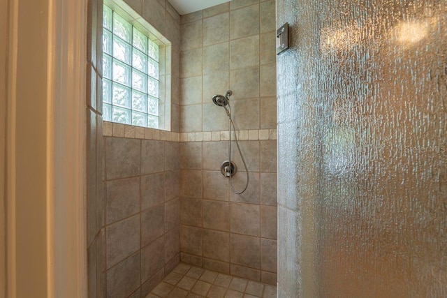 bathroom featuring a tile shower