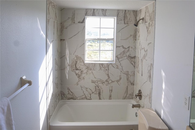 bathroom featuring tiled shower / bath combo