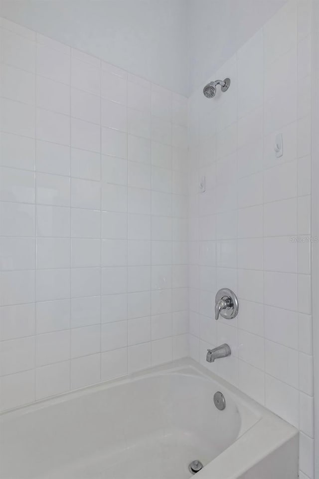 bathroom with tiled shower / bath combo