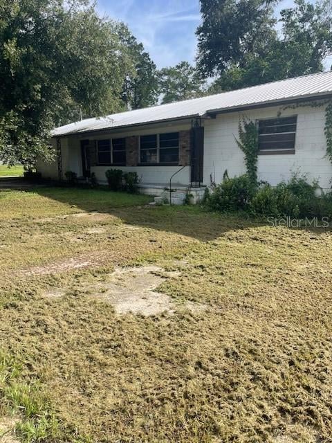 ranch-style house with a front lawn