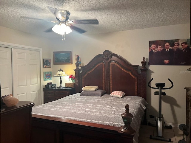 bedroom featuring a closet, ceiling fan, and a textured ceiling