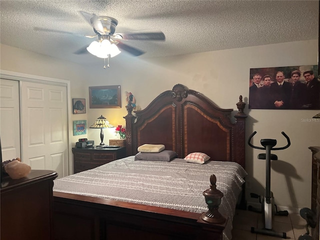 bedroom with a closet, a textured ceiling, and ceiling fan