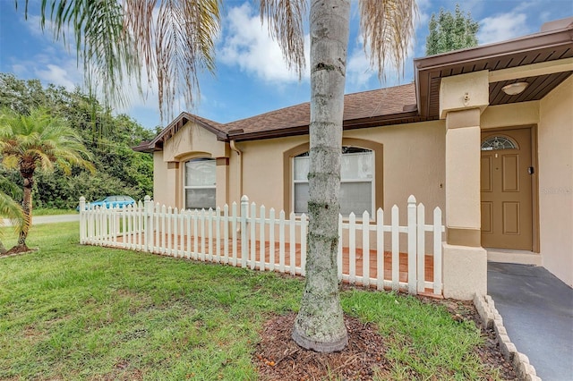 view of front facade featuring a front lawn