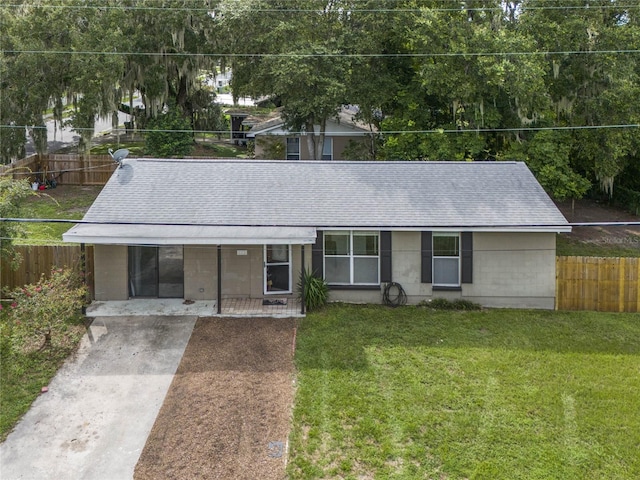 view of front facade with a front yard