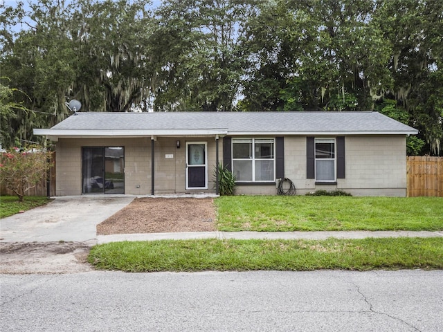 ranch-style home featuring a front lawn