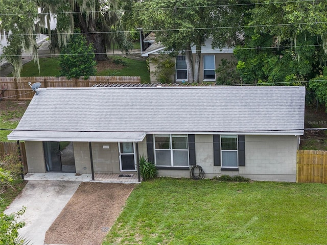 view of front facade featuring a front yard