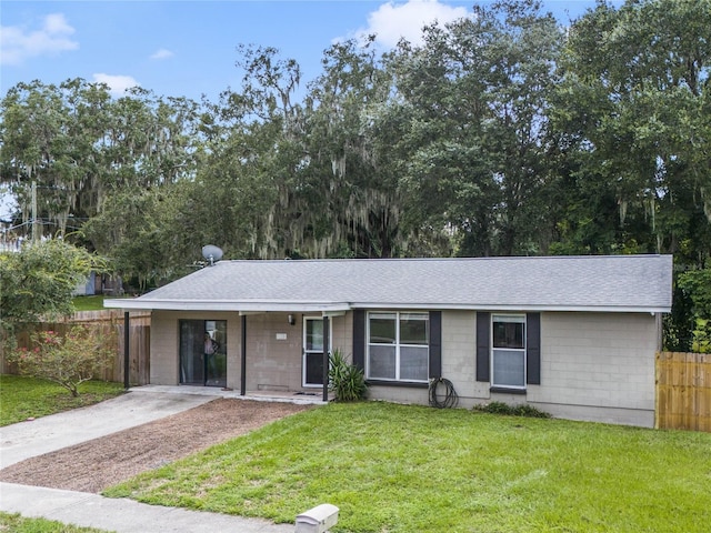 single story home featuring a front lawn