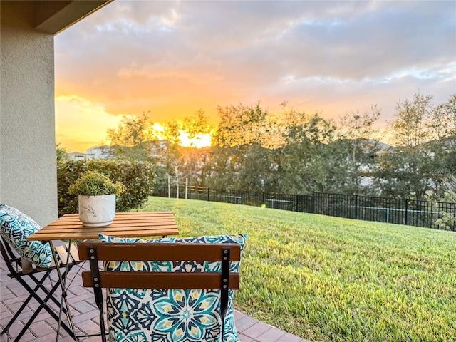 view of yard at dusk