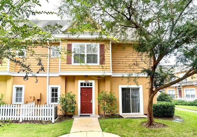 view of front of property with a front lawn