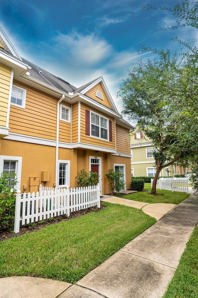 view of front of house featuring a front lawn