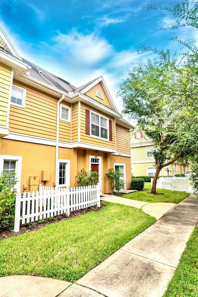 view of front of property featuring a front yard