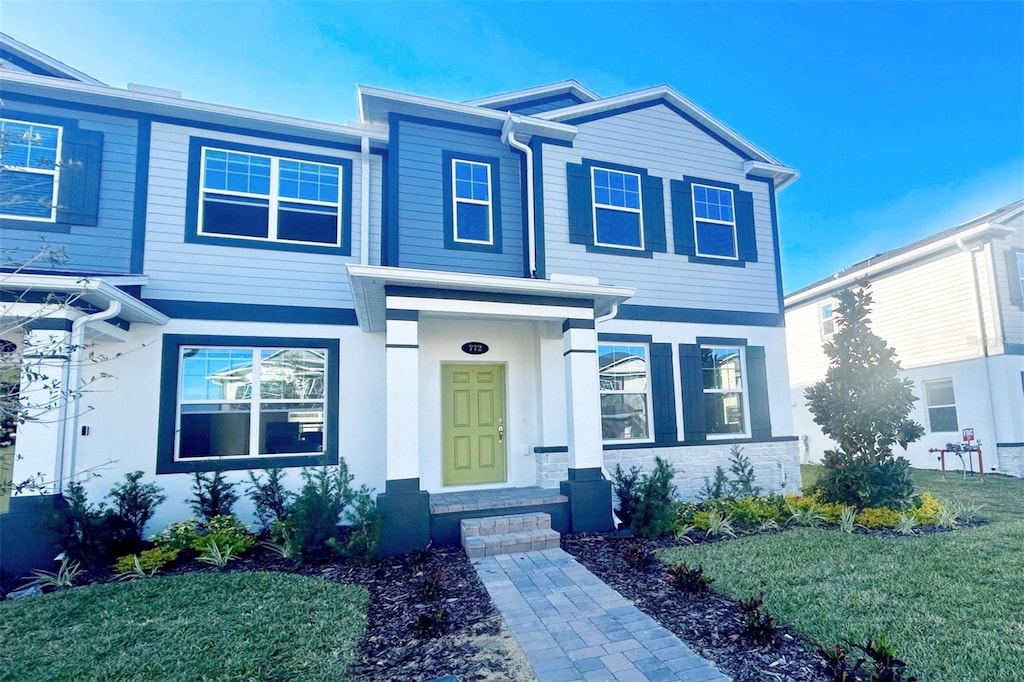 view of front of home featuring a front lawn