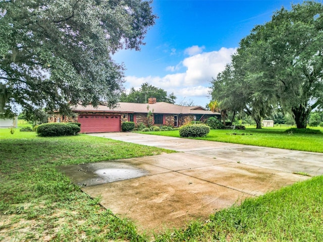 view of front of house featuring a front lawn and a garage