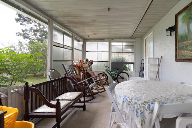 sunroom / solarium with a healthy amount of sunlight