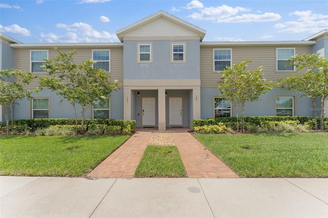 view of front of property featuring a front lawn