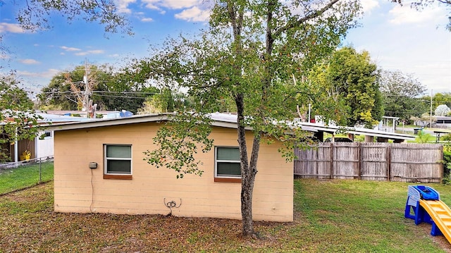 view of side of property featuring a lawn