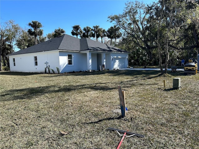 view of front facade featuring a garage and a front yard