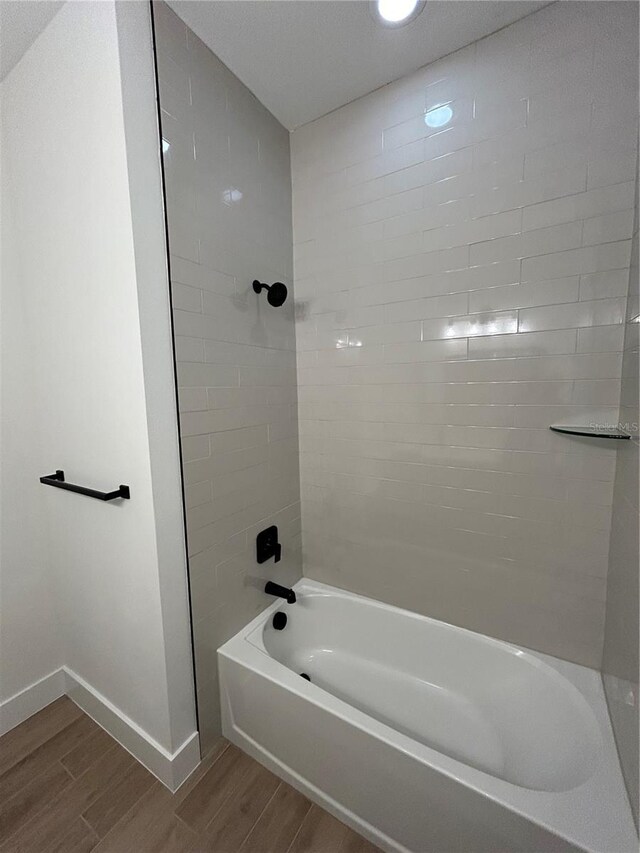 bathroom with tiled shower / bath