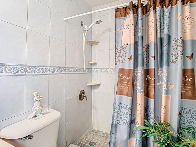 bathroom featuring tile walls, toilet, and a shower with shower curtain