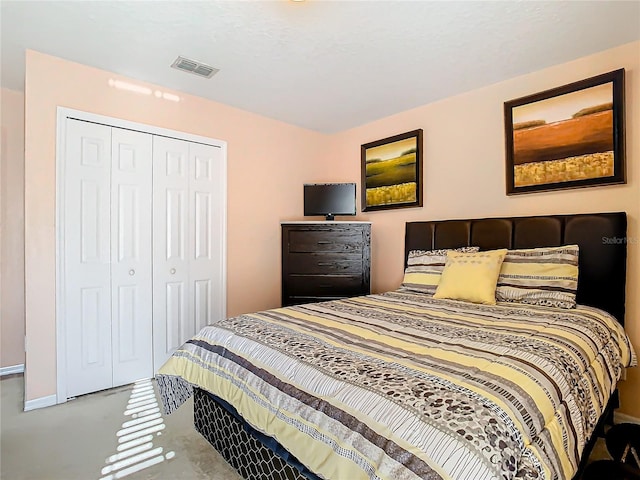 bedroom with carpet flooring and a closet