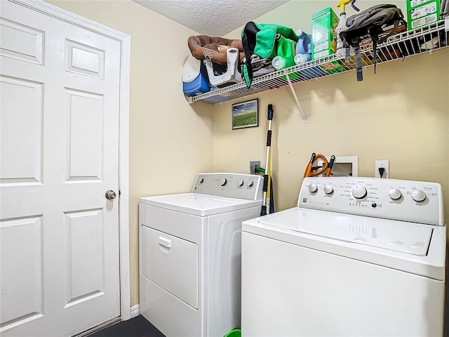 clothes washing area featuring a textured ceiling and independent washer and dryer