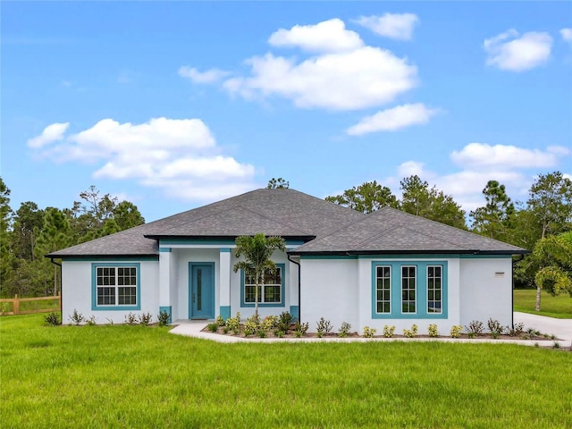 view of front of property featuring a front lawn