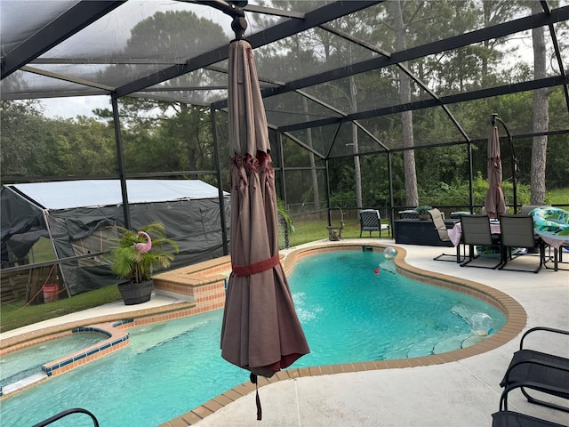 view of pool with an in ground hot tub and a patio