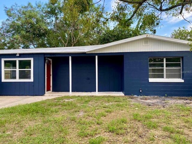 single story home with a front lawn