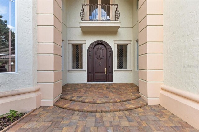 9164 Point Cypress Dr, Orlando, FL 32836 - entrance to property featuring a balcony and stucco siding