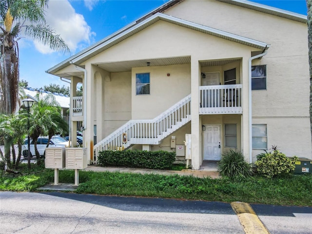 view of front of property featuring a balcony