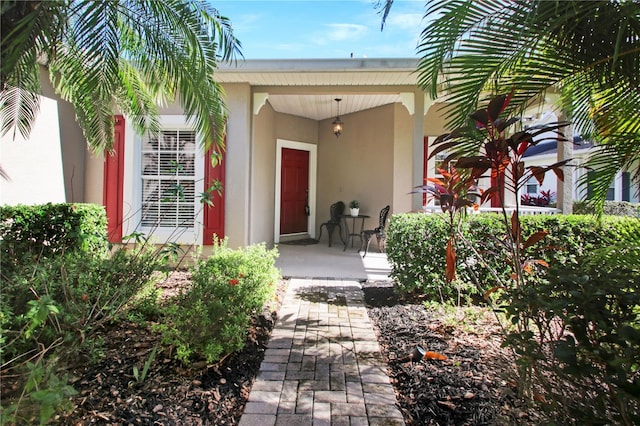 property entrance featuring a porch