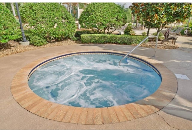 view of pool featuring an in ground hot tub