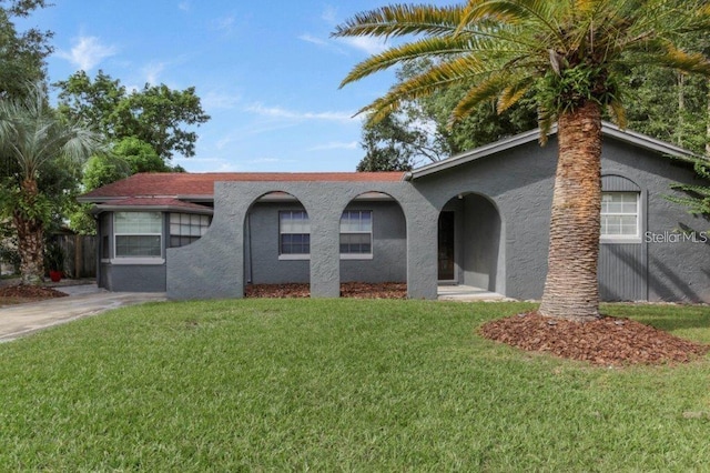 view of front of property featuring a front yard