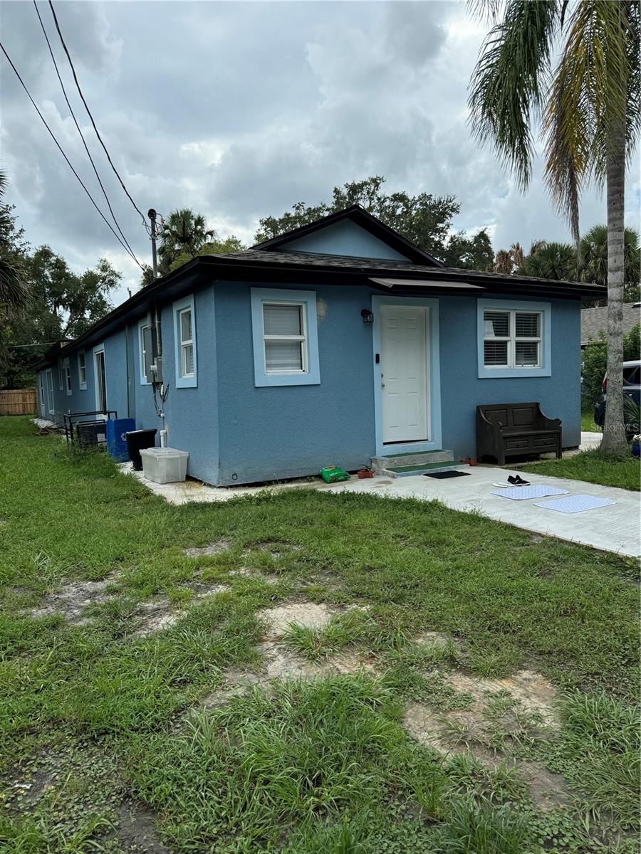 view of front of house featuring a front yard