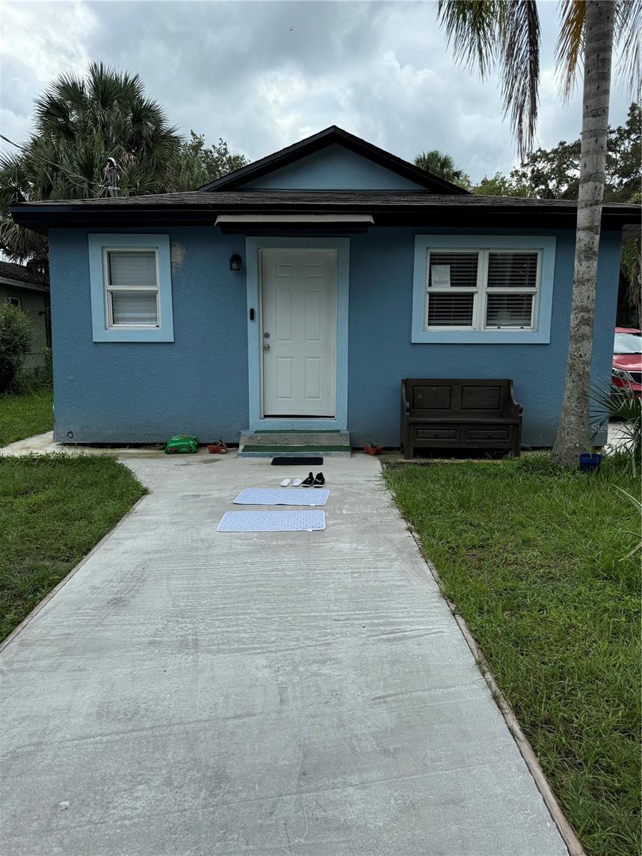 view of front of property with a front yard